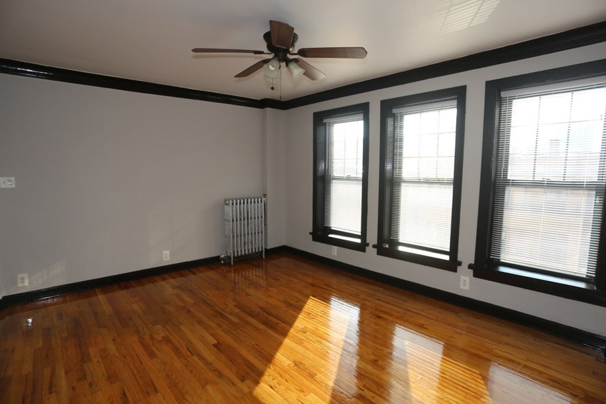 Building Photo - 846 W Montrose Ave