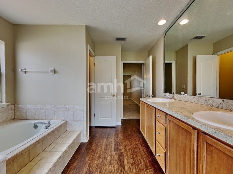 Building Photo - 10235 Meadow Pointe Dr