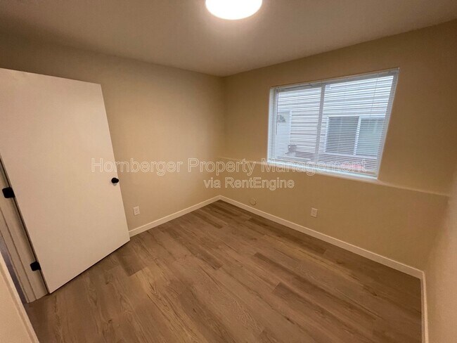 Building Photo - 1605 E Hartson Ave