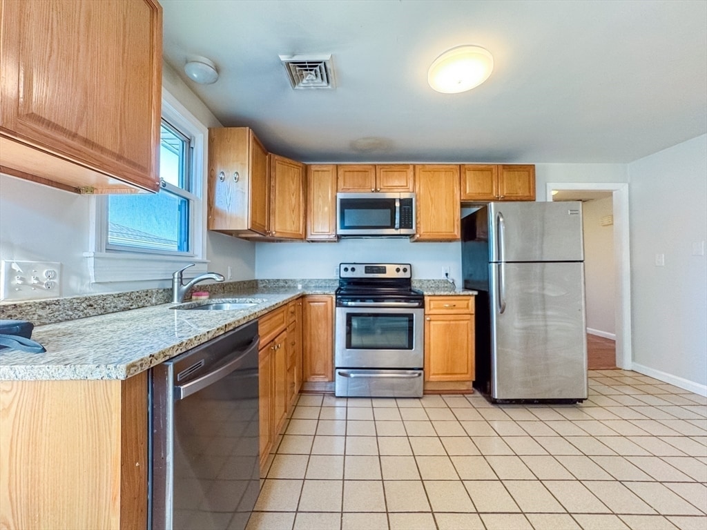 Building Photo - 74 Dunboy St