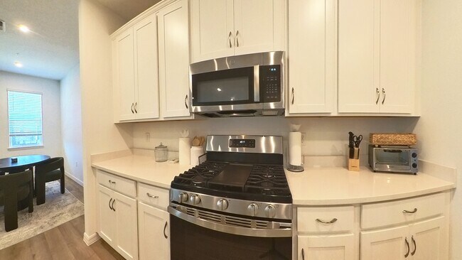 Building Photo - 554 Orient Ave