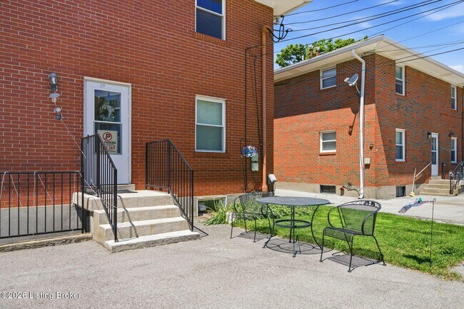 Building Photo - 119 McArthur Dr