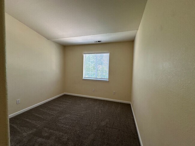 Building Photo - Beautiful 3 bedroom, 2.5 bath two story home