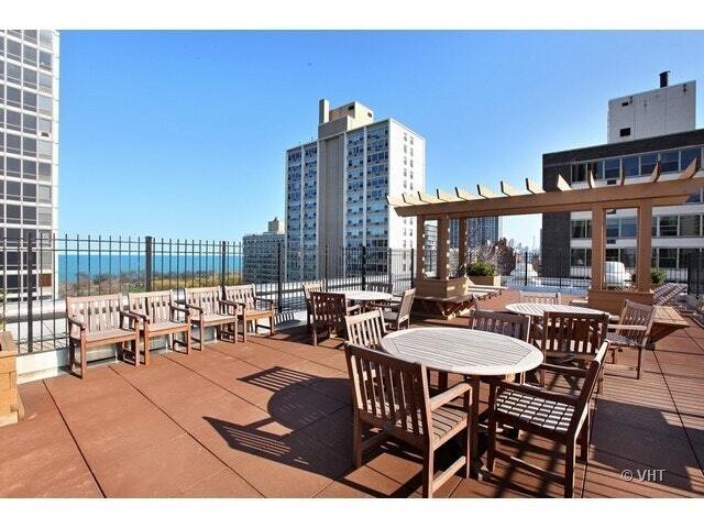 Building Photo - 3033 N Sheridan Rd