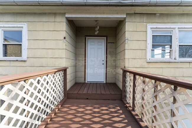 Building Photo - 604 1/2 Hart Street