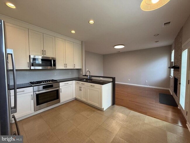 Building Photo - 3 Carey St