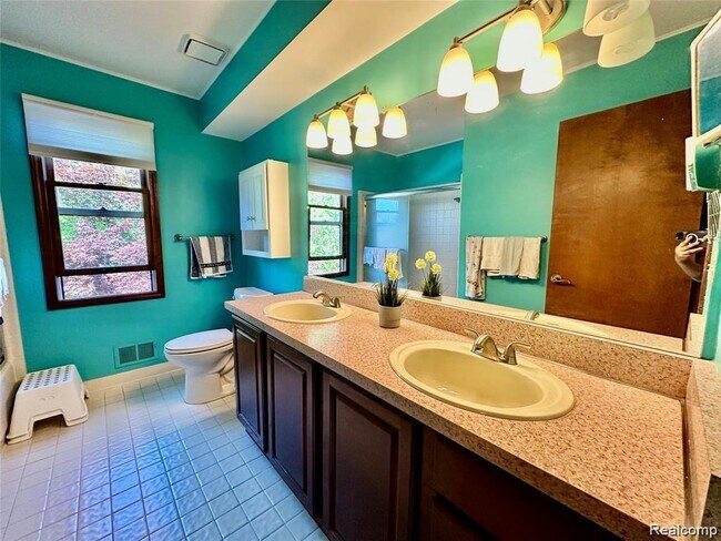 Building Photo - 24397 Venice Dr