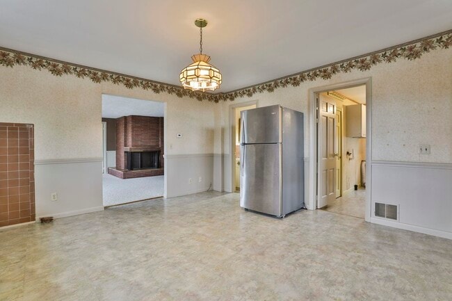 Building Photo - 334 S River Rd