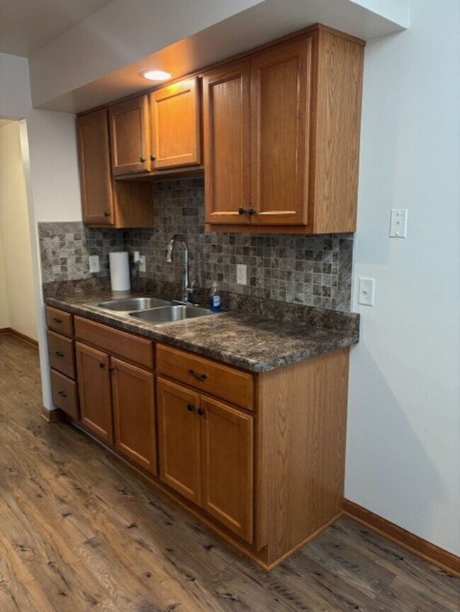 Building Photo - 720 Lakeview Dr