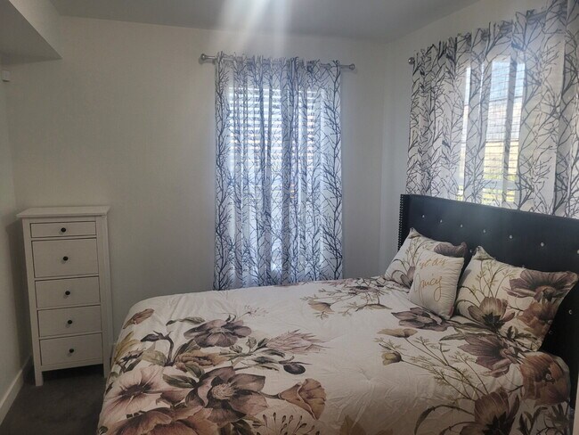 Building Photo - "Spacious 4-Bed Townhouse with Scenic View...