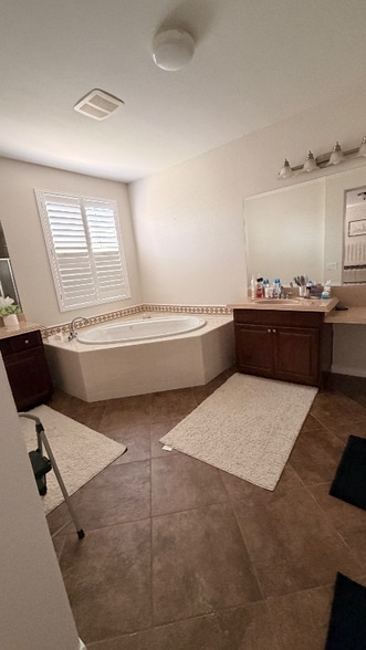 Building Photo - 5535 Pine Leaf Ave