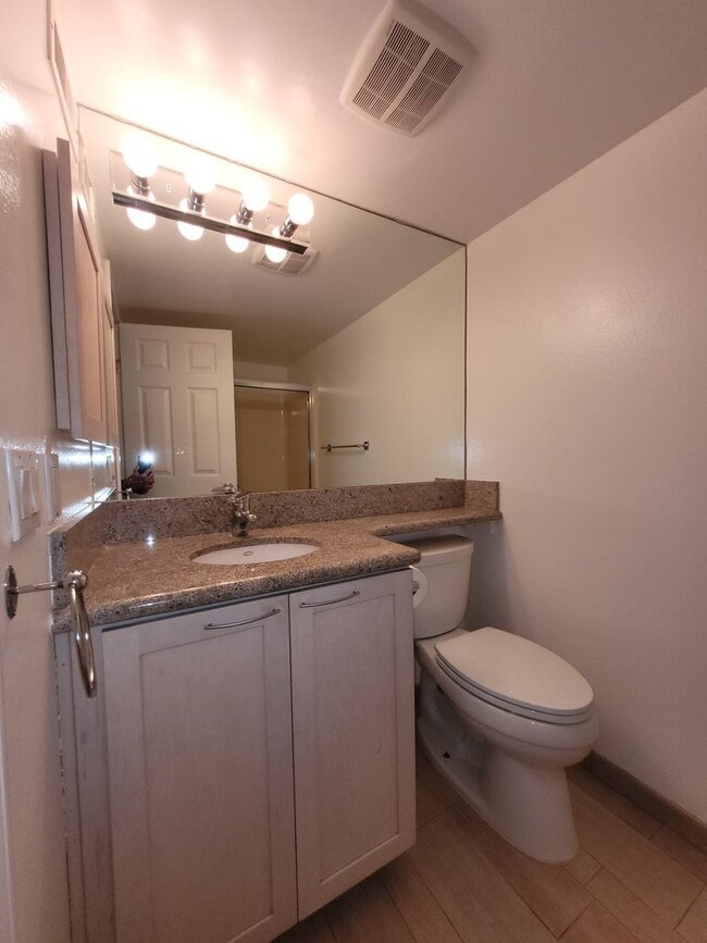 Building Photo - Comfortable Condo overlooking the golf cou...