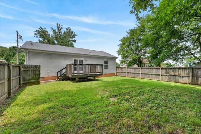 Building Photo - Pet Friendly Three Bedroom!