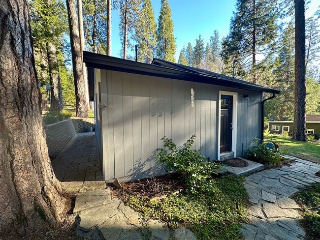 Building Photo - Charming 1-bedroom, 1-bathroom cottage