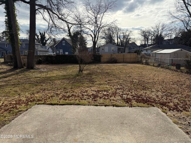 Building Photo - 2022 W Lake Ave