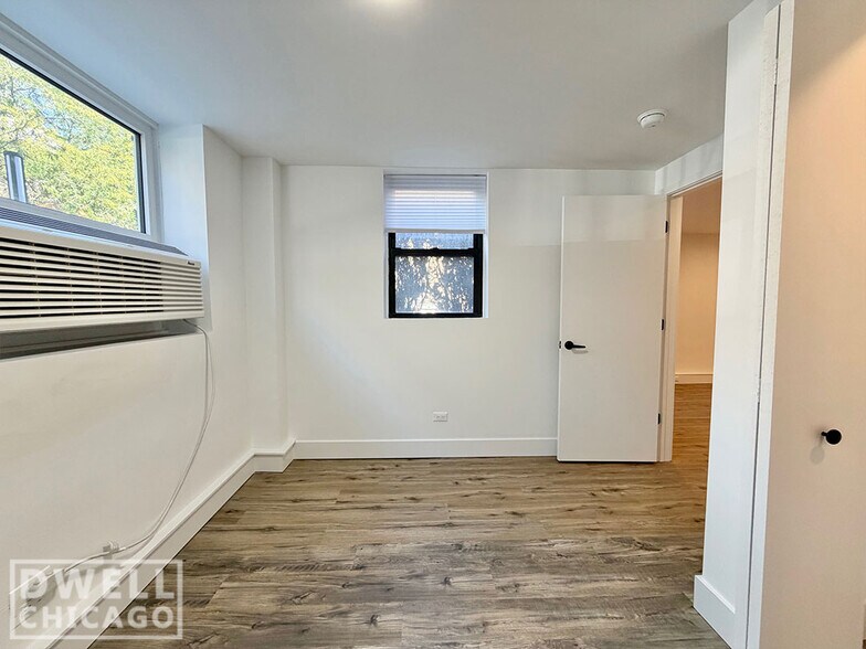 Building Photo - 955 W Carmen Ave