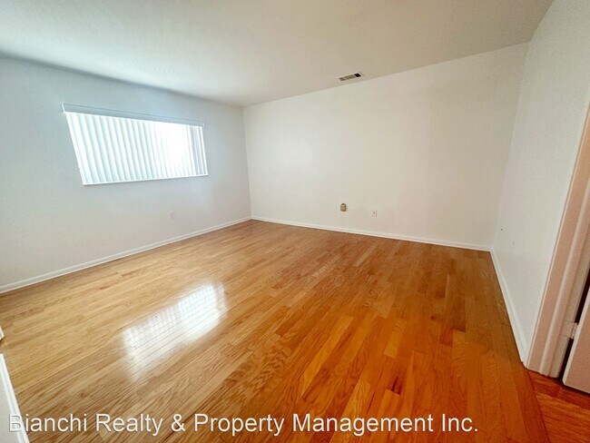 Building Photo - 2 br, 2 bath House - 1819 Shore Dr S #307