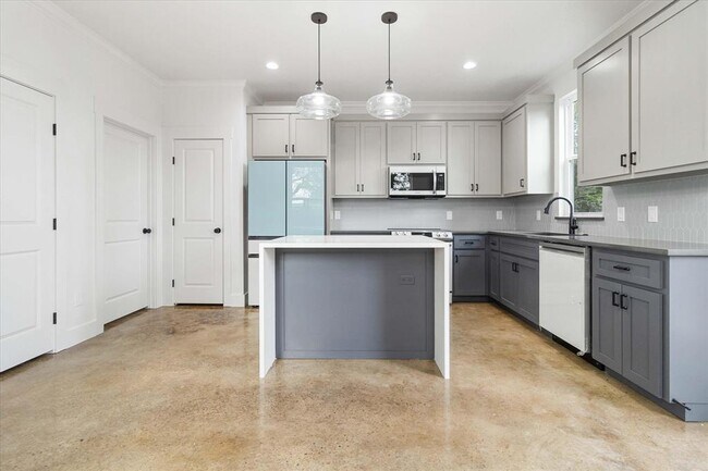 Building Photo - 114 Shady Bluff Dr