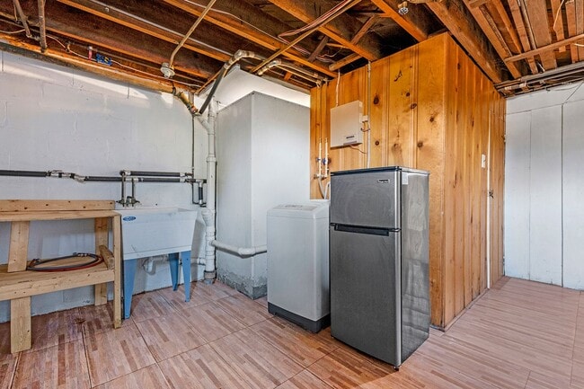 Building Photo - Charming 4-bedroom, 2-bath