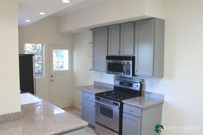 Building Photo - Coming Soon: Top Floor Flat with Updated K...