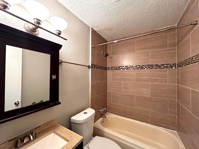 Building Photo - 2401 Manor Rd