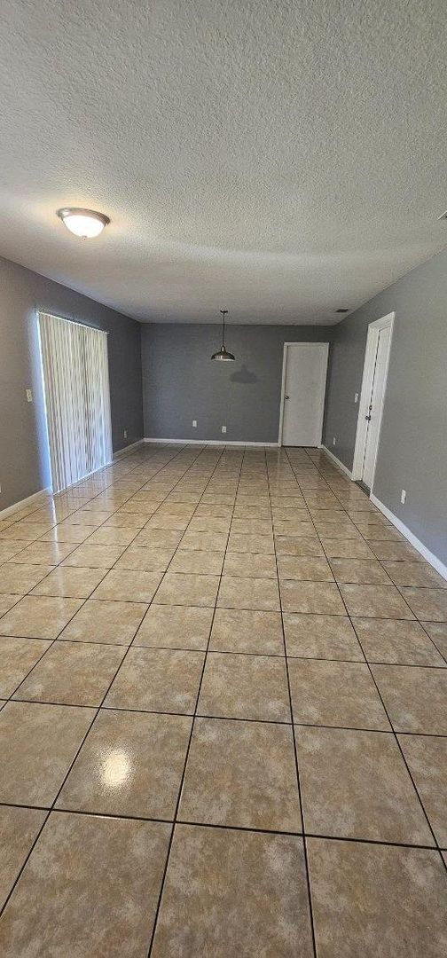 Building Photo - South Lakeland Rental!!