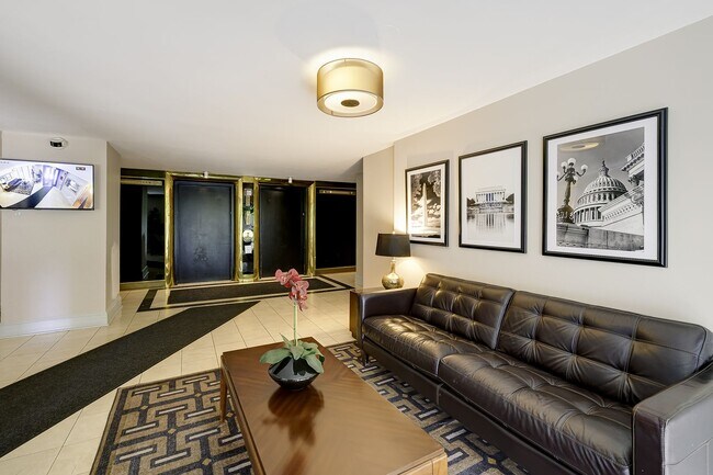 Building Photo - Two-level 2BR/2BA Condo with Balcony and Garage Parking