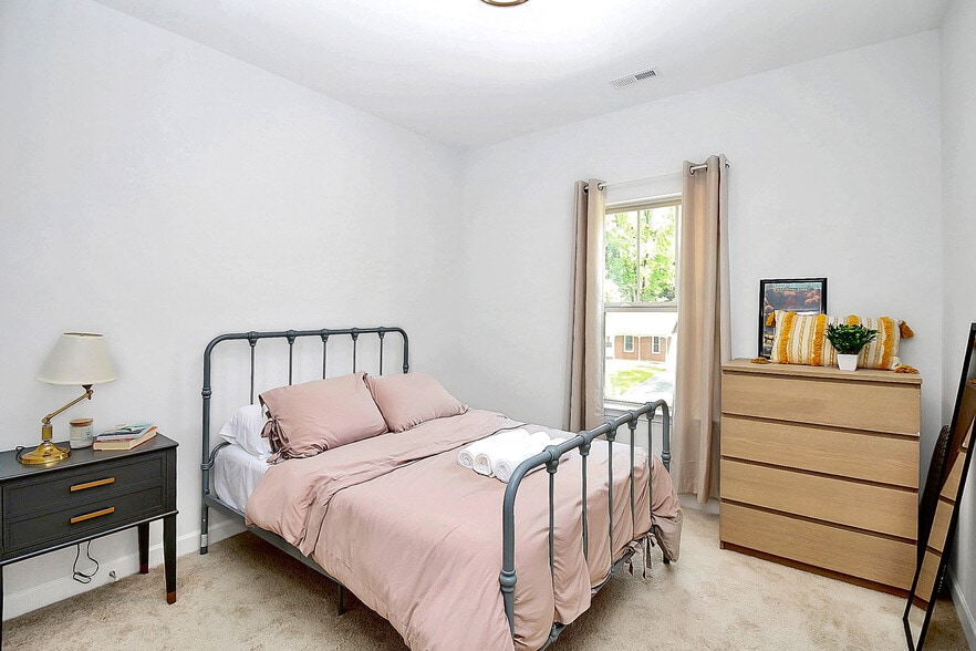 Building Photo - Room in House on Hunters Crossing Ln