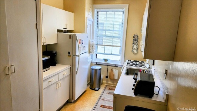 Building Photo - 4 Maple Dr