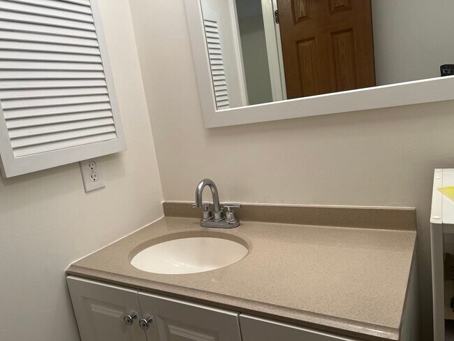 Building Photo - 1084 Longfellow Cir