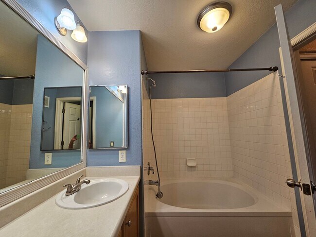 Building Photo - Beautiful Townhome - Great Location - Gara...