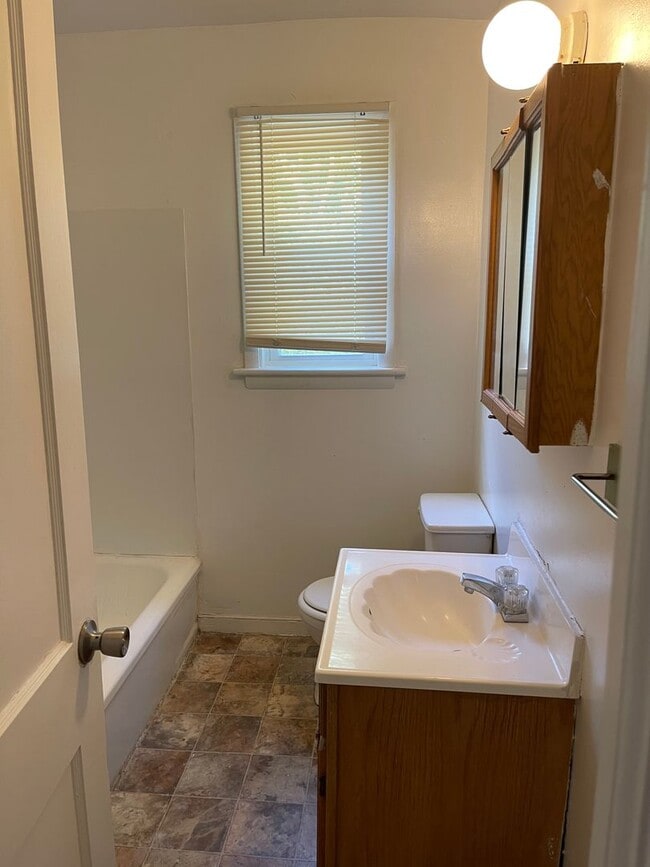 Building Photo - Adorable 4 bdrm/2 bath Home Located on Monument Ave. Near Willow Lawn!