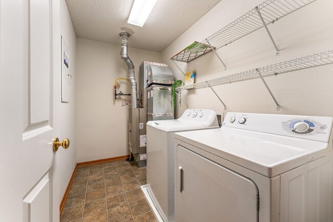 Building Photo - Large 3BR + Loft Townhome | 2-Car Garage | 1,715 Sq Ft