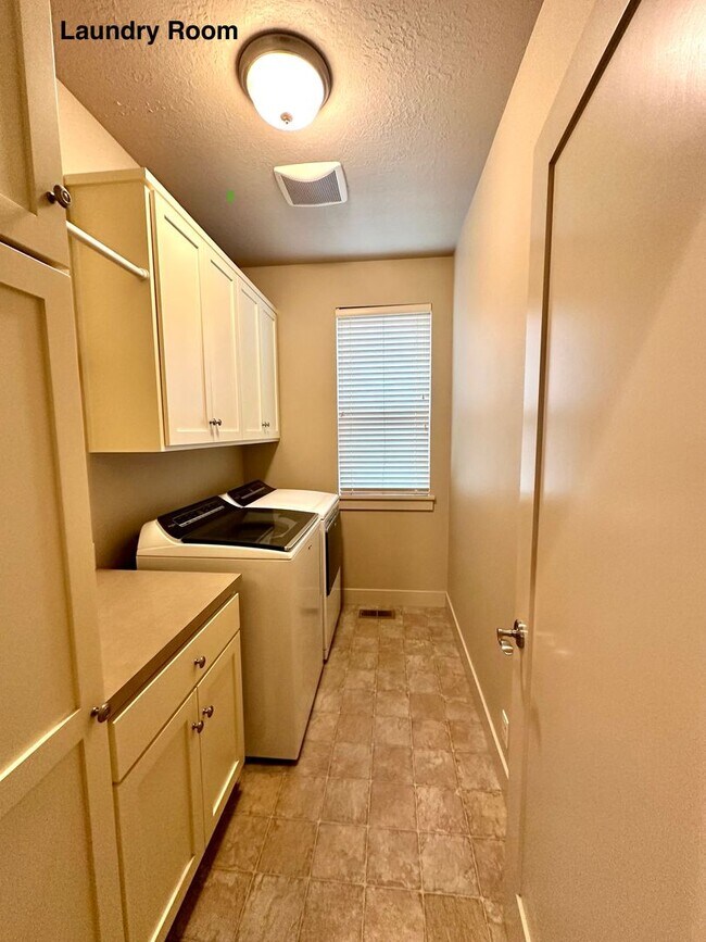 Building Photo - Luxury Living Near Valley River!