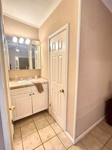 Building Photo - 406 Longshadow Road