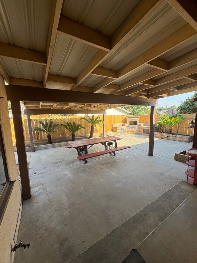 Building Photo - Charming Home Rent Ready !