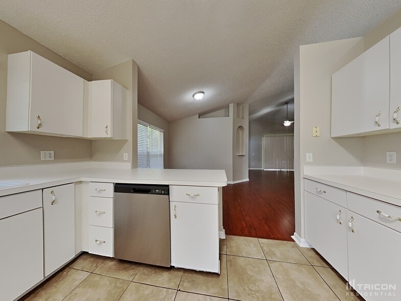 Building Photo - 545 Randon Terrace