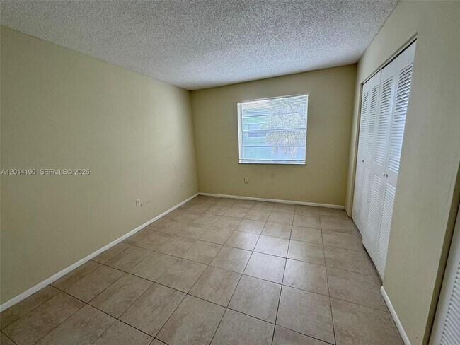 Building Photo - 415 Executive Center Dr