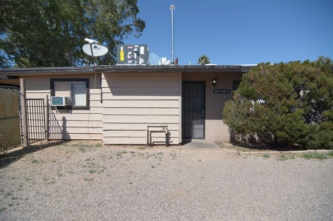 Primary Photo - Charming 1 Bedroom 1 Bath Duplex! Great Ce...
