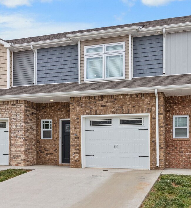 Building Photo - 2 Bedroom Condo For Rent With Community Swimming Pool!