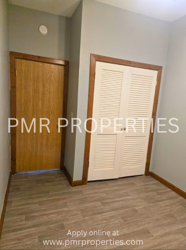 Building Photo - Red Oak Apartments