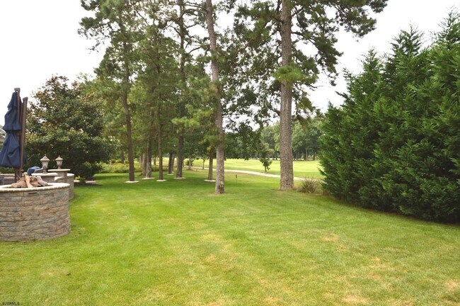 Building Photo - 498 Country Club Dr