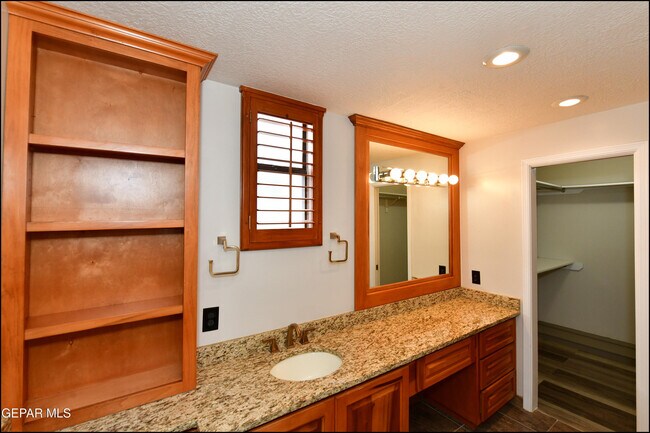 Building Photo - 5900 Mira Hermosa Dr