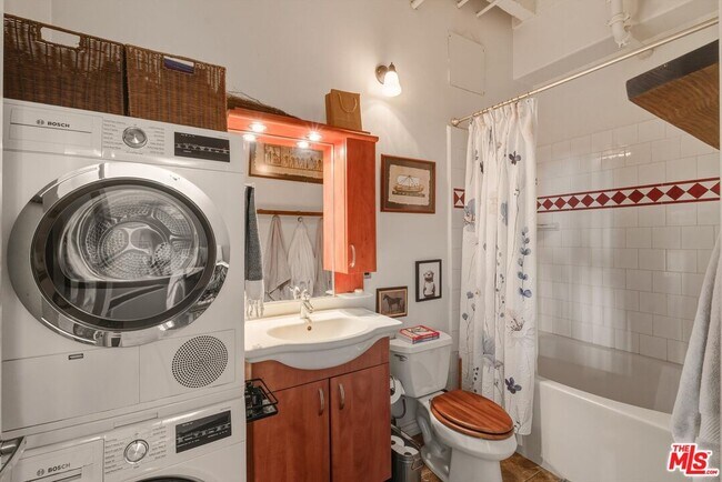 Building Photo - 312 W 5th St