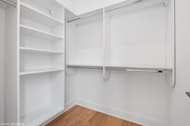 Building Photo - Beautiful 3 Bed 2 Bath Duplex unit in Heart of Lincoln Square