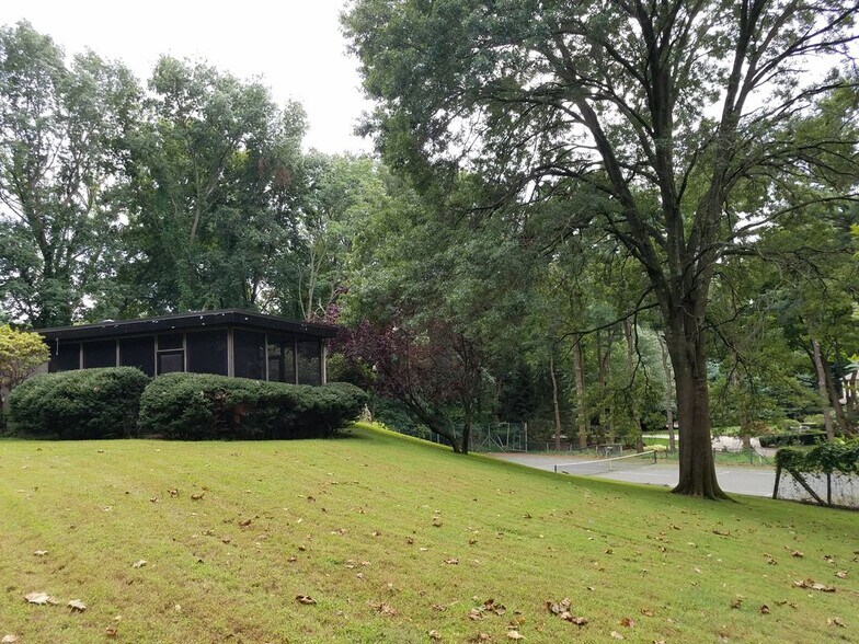 Building Photo - 6 Summer Hill Rd