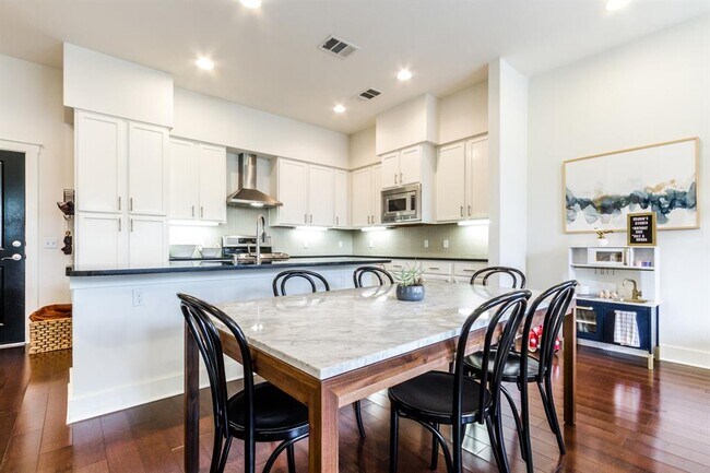 Building Photo - 2520 Bluebonnet Ln