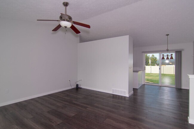 Building Photo - 3 Bed 2 Bath fully updated home adjacent to park & shopping