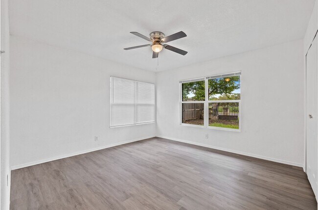 Building Photo - Beautiful 3 bedroom, 2 bathroom House