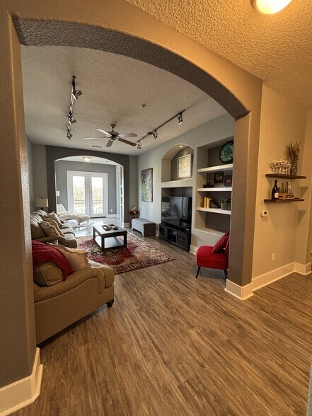 Building Photo - 2600 Hillsboro Pike